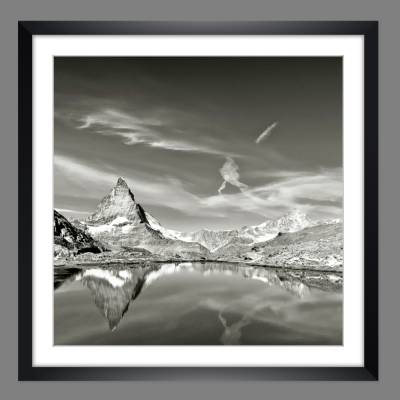 Matterhorn mit Spiegelung im Riffelsee, Zermatt Schweiz Berge analoge schwarz weiß Fotografie, KUNSTDRUCK Vintage Bild