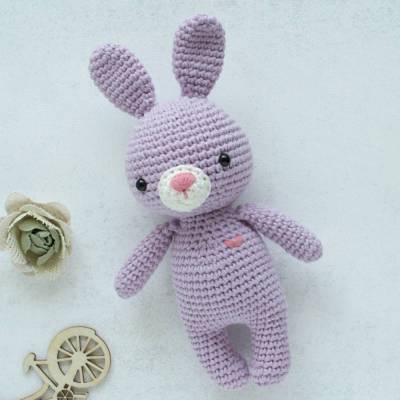 Häkelhase Mini in Flieder – handgemachtes Kuscheltier mit Herz