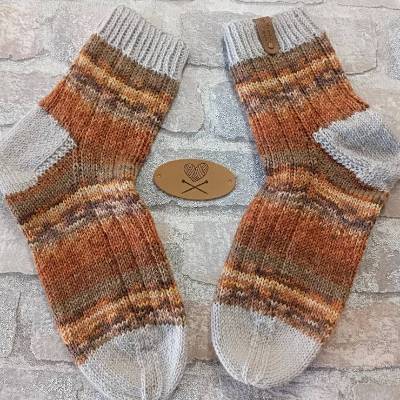 Handgestrickte Socken braun grau