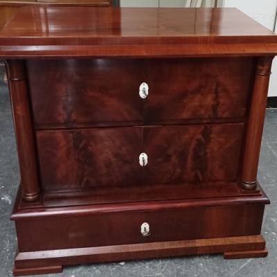 Biedermeier Anrichte um 1830 aus Mahagoni – Originalzustand, restauriert, Berlin