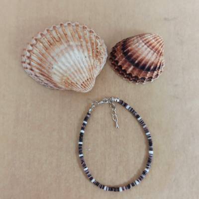 Zierliches Surferarmband mit Muscheln dunkelbraun verstellbar unisex 