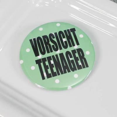 Frecher Button  Ø 58mm  Vorsicht Teenager Teenie Pubertier Geschenk Geschenkidee Tasche Jacke Anstecknadel Bros