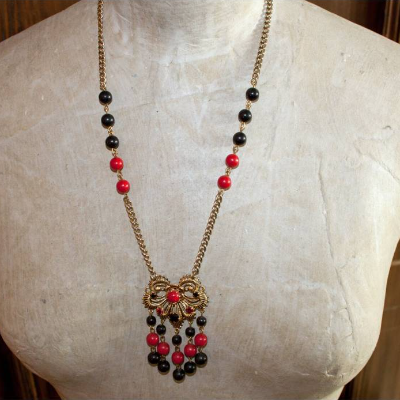 Vintage Kette mit rot-schwarzem Anhänger – Modeschmuck 50er 60er Jahre