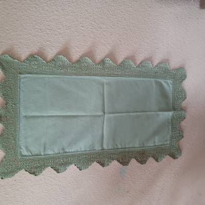 1 grüne Tischdecke mit schöner Spitze aus den 60er Jahren