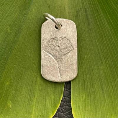 Rechteckiger Anhänger mit eingeprägtem, echtem Ginkgoblatt aus 999 Silber, Unikat