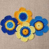 4-er Set Häkelblumen 6 cm in Blau und Gelb, Retro Blütenmuster