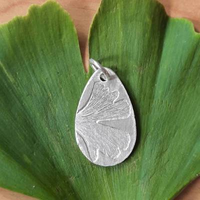 Tropfenförmiger Anhänger mit eingeprägtem, echtem Ginkgoblatt aus 999 Silber, Unikat