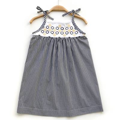 Kleid mit Stickerei in 98 /104, Upcyclingkleid, Sommerkleid, Strandkleid, Trägerkleid