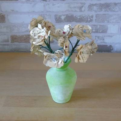 Papierblumen aus alten Buchseiten – 3 beige Blütenstauden als nostalgische Deko & Geschenkidee