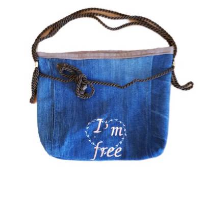 Upcycling Jeanstasche mit Herz-Stickerei & „I’m free“ – Handmade Unikat aus Franken