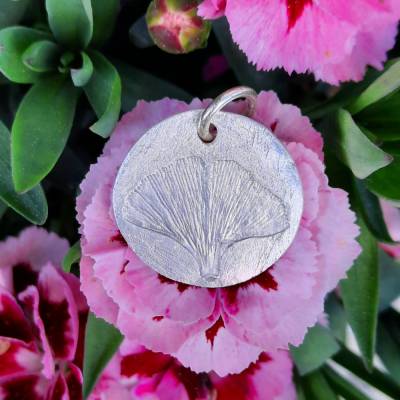 Runder Anhänger mit eingeprägtem, echtem Ginkgoblatt aus 999 Silber recycelt, Unikat