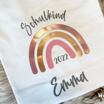Kids Shirt - Schulkind+Regenbogen | Rosegold | Einschulung Geschenk | Erste Klasse | 100% Baumwolle | Personalisierbar |