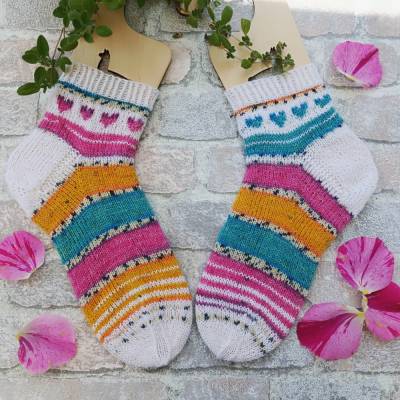 Handgestrickte Socken Sneakers mit Herzen in  Größe 38