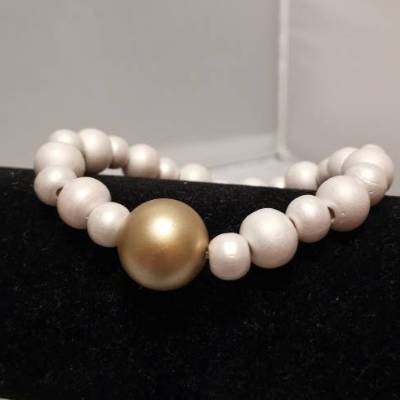 Elastisches Holzperlen Armband in Weiß & Silber – Handgemachter Modeschmuck, Geschenkidee