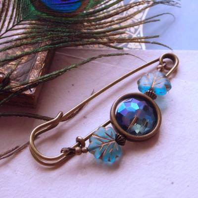 Dekorative Tuchnadel orientalisch Türkis Blau wie ein Pfau, funkelnde Bronze Schalnadel mit Glasperlen N-7-AB-11