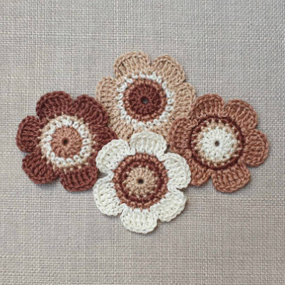 Handgemachte Häkelblumen 6 cm – 4er Set in Brauntönen für DIY & Deko
