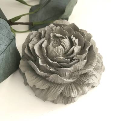 Filigrane Pflingstrose aus Beton, Betonblüte in grau, 8 cm Durchmesser