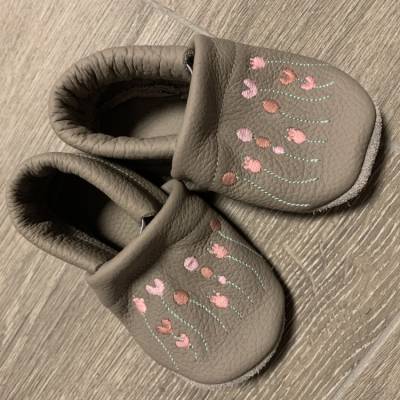 Lederpuschen Krabbelschuhe Wiese 