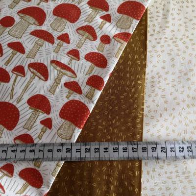 Stoffpaket Meadowmere hell – 3 Patchworkstoffe à 30cm von Gingiber Moda mit Gold-Metallic-Akzenten