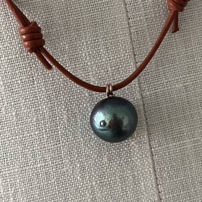 Edison-Perle metallisch dunkelgrau – großer Perlenanhänger an verstellbarer Lederkette, wie Kasumiga-Perle, 16 mm
