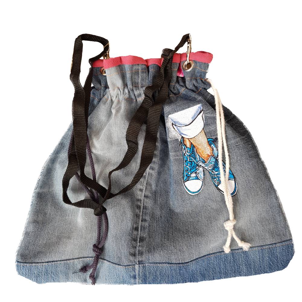 Turnbeutel aus Jeans – Upcycling Unikat mit Stickerei, Schulterriemen & Zugband Bild 1