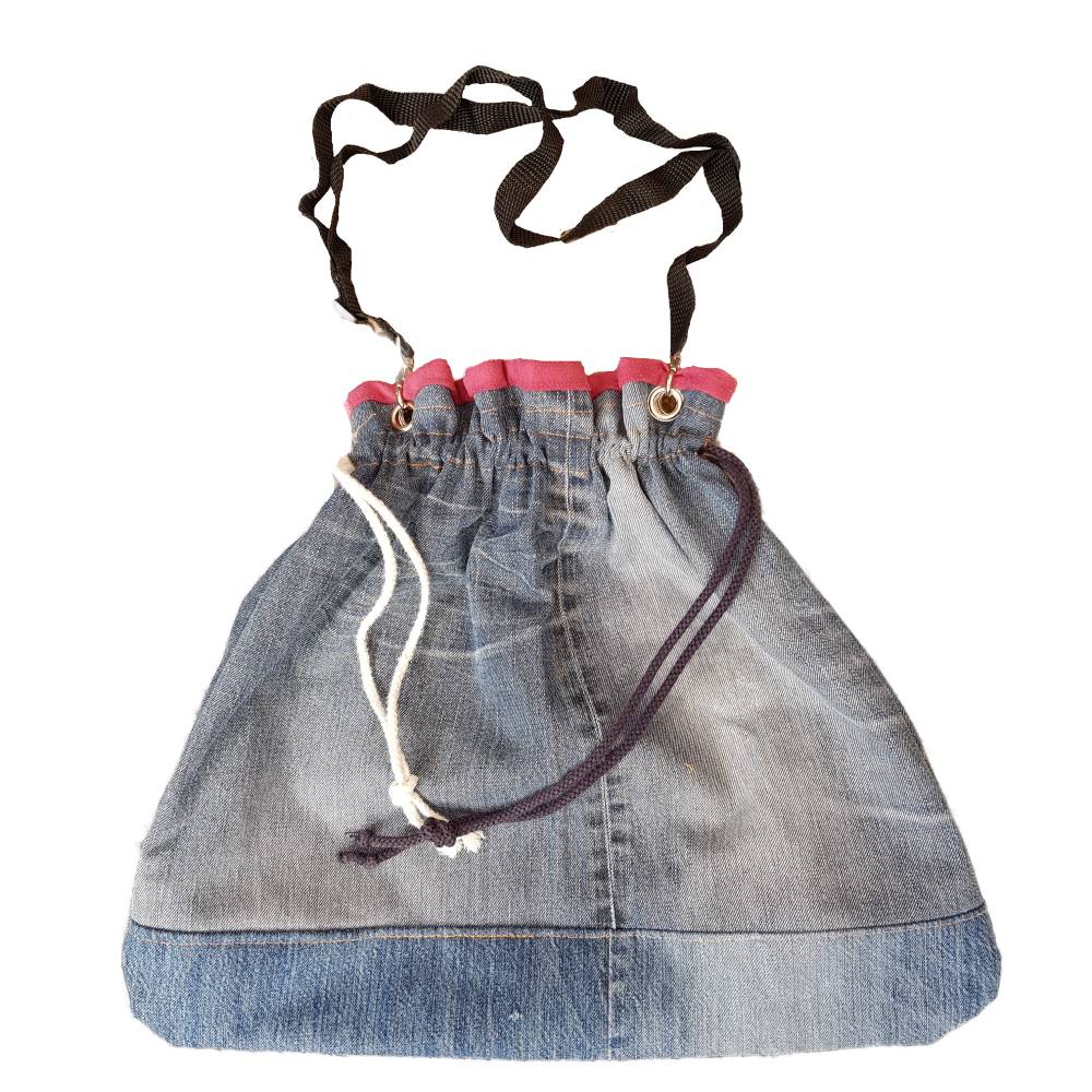 Turnbeutel aus Jeans – Upcycling Unikat mit Stickerei, Schulterriemen & Zugband Bild 3