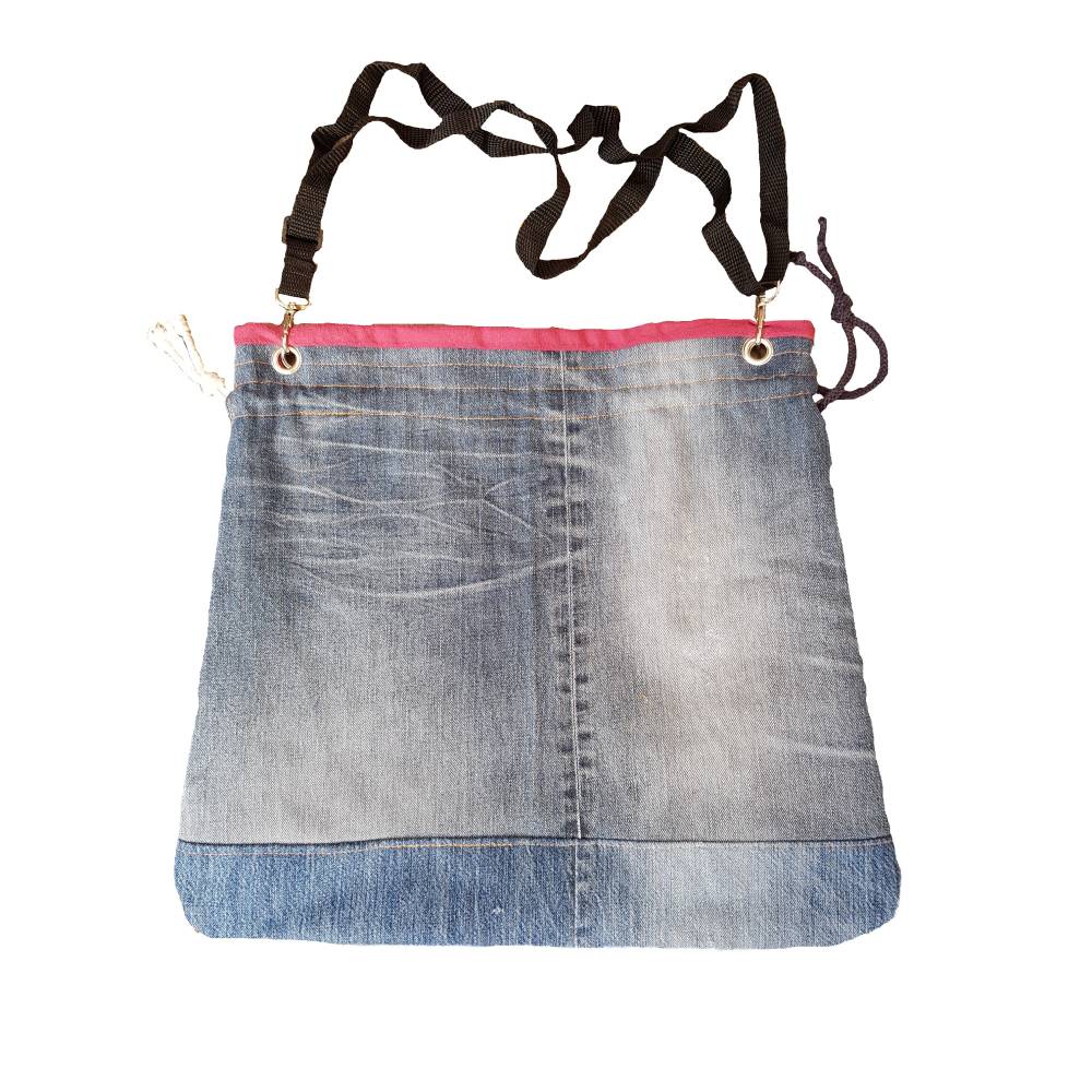 Turnbeutel aus Jeans – Upcycling Unikat mit Stickerei, Schulterriemen & Zugband Bild 4