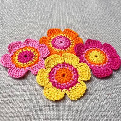 4-er Set Häkelblumen 6 cm in sonnigen leuchtenden Farben