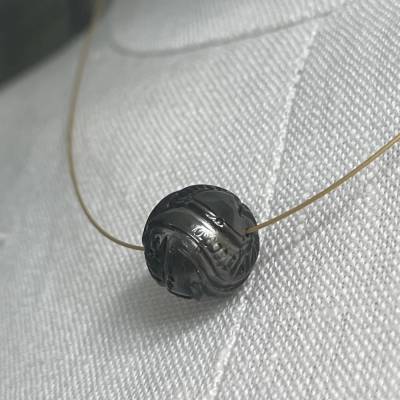Echte gravierte Tahiti-Perle: Tribal Kettenanhänger an Golddraht, Maori-Design, Unikat