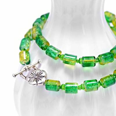 Glasperlenkette mit Blumenverschluss . Grün-Gelbe Halskette . Kurze Halskette mit Blume . Frühlingsschmuck für Mama . Geschenk Muttertag