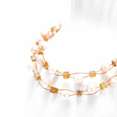 Goldene Perlekette mit Süsswasserperlen . Halskette mit Kristallperlen und Magnetverschluss . Brautschmuck Ivory . Hochzeit Vintage