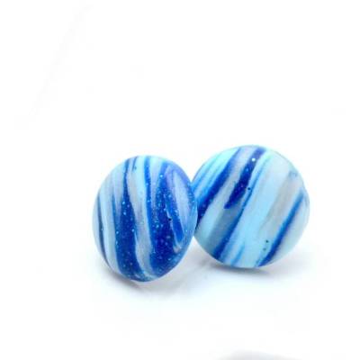 Blaue Ohrstecker mit Sternenstaub . Polymer Clay Ohrringe mit Streifen . Runde Ohrstecker minimalistischer Schmuck . Stecker mit Linien
