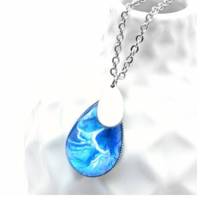 Edelstahlkette türkis mit Wassertropfen . Gliederkette mit marmoriertem Anänger und Tropfen Charm . Einzelstück