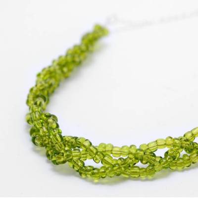  Statementkette Frühlingsgrün . Grüne Glasperlen geflochten . Kleine Perlen blattgrün . Kette halsnah mit Verlängerung