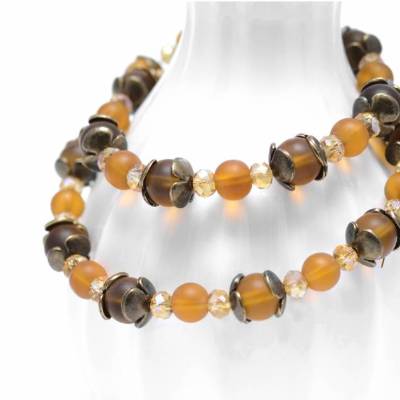Vintage Glasperlenkette Herbstgold . Halskette mit Antikmessing und Perlen in Ocker . Knebelverschluss Herz . Herbstoutfit
