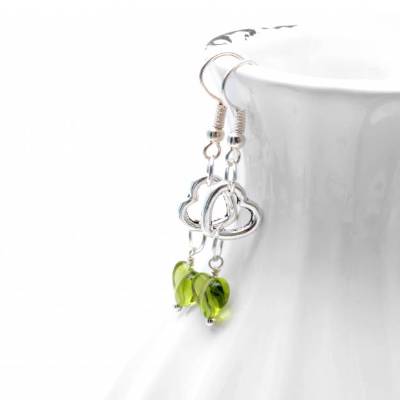 Glasperlenohrringe Frühlingsgefühle mit Herz . Ohrringe mit hellgrünen Glasperlen . Romantische Hängeohrringe . Geschenk