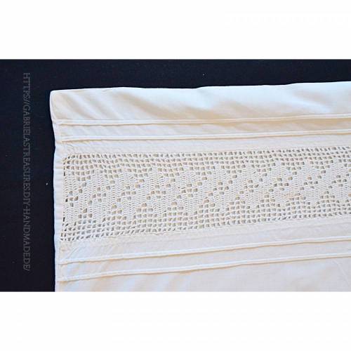 Vintage Kissenbezug 79x71 cm mit handgehäkelter Baumwollspitze, Monogramm MZ, antikweiß