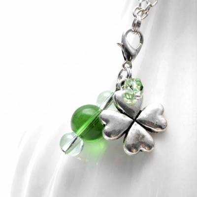 Glücksbringer an langer Gliederkette . Lange Kette mit grünem Wechselanhänger . Anhänger Grün mit Glücksklee . Geschenk Prüfung