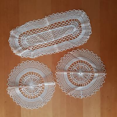 Vintage Häkeldeckchen 50er Jahre, rose, rund & oval, 3er Set – Original für Nachttisch oder Glasplatte