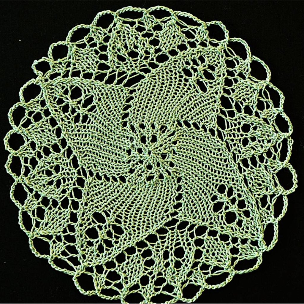Vintage rundes gestricktes Deckchen grün 19 cm Durchmesser handgestrickt Baumwolle Bild 1