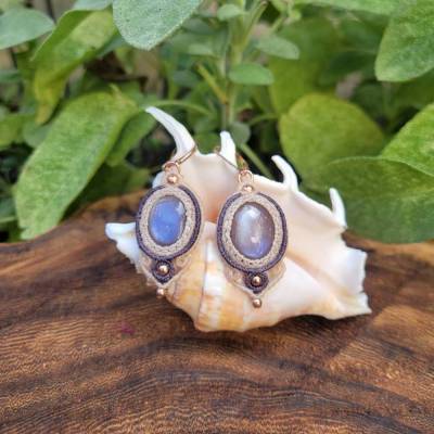 Makramee Ohrringe mit dunklem Mondstein und Rosegold-filled Perlen
