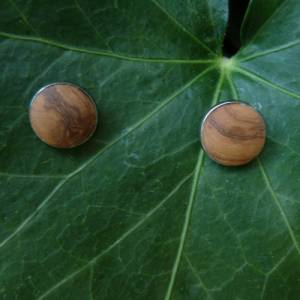 Cabochon Ohrring 12 mm mit abgerundeter Echtholz Einlage aus matt poliertem Olivenholz