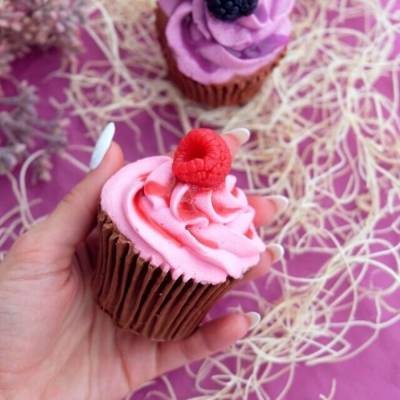 Handgemachte Seife, aus Sheabutter, in Form von einem cupcake, mit Himbeere