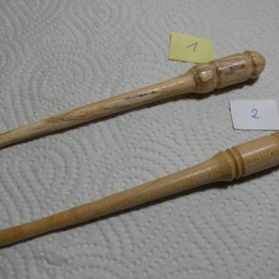 Sehr schöne Haarnadeln aus gestockter Birke und Kirschbaum, die Nadeln sind von Hand gedrechselt..