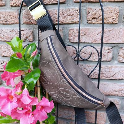 Bauchtasche aus braunem Kunstleder, bestickt mit Kreisen
