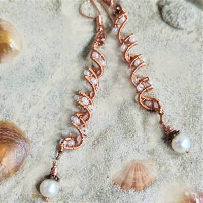 Ohrringe mit Perlen an Spiralperle kupfer rosegoldfarben Brautschmuck gothic