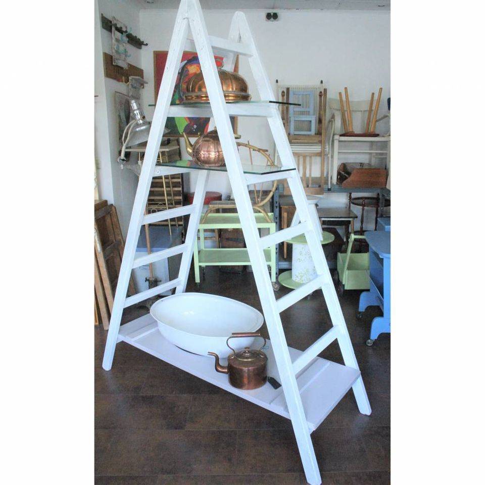 große weisse Malerleiter Holzleiter als Regal Garderobe Up-Cycling