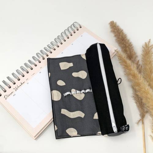 Geschenk Studentin - Stifteetui schwarz für ca. 12 Stifte,  Federmäppchen mit Gummiband, Stiftemäppchen Mädchen modern A