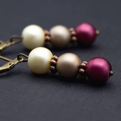 Ohrringe mit Perlen in beere, creme und beige