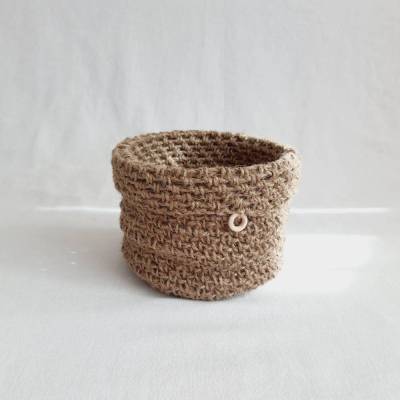 Kleiner gehäkelter Pflanzenübertopf aus Jutegarn